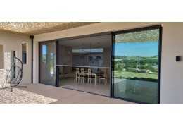 Pose d’un store ZIP avec moustiquaire Mesh – Ventilation naturelle et protection invisible